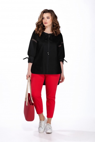 Комплект из красных брюк и чёрной блузы с декором на рукаве
