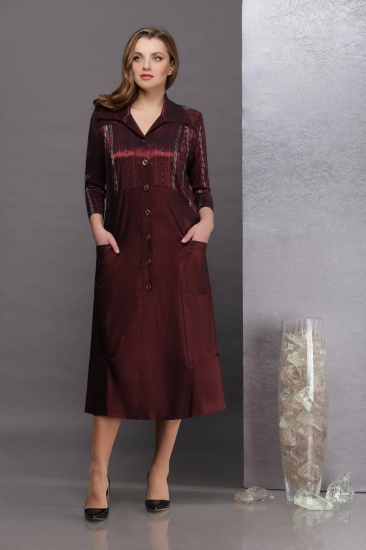 Приталенное платье с продольными рельефами и карманами, бордо
