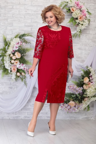 Приталенное платье с асимметричным декором, красное