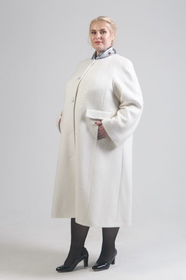 Длинное белое пальто в стиле Шанель