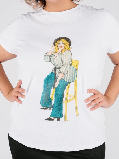 Прямая белая футболка, девушка на стуле