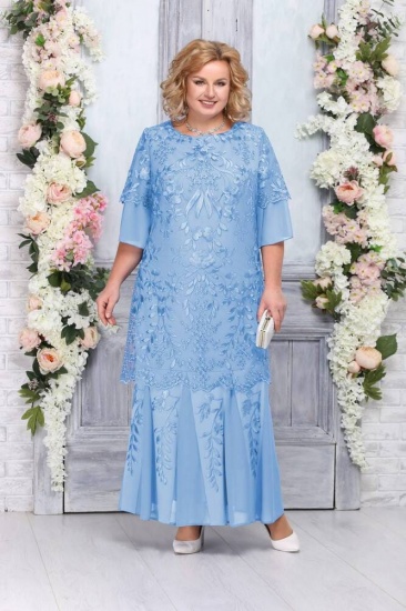 Длинное платье крупными складками на юбке и декором, голубое