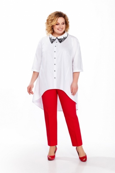 Комплект из красных классических брюк и белой свободной блузой
