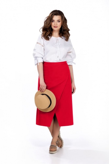 Комплект из белой блузки и красной юбки с запахом