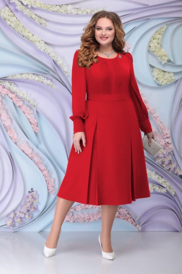 Приталенное платье с декоративными складками на лифе, красное