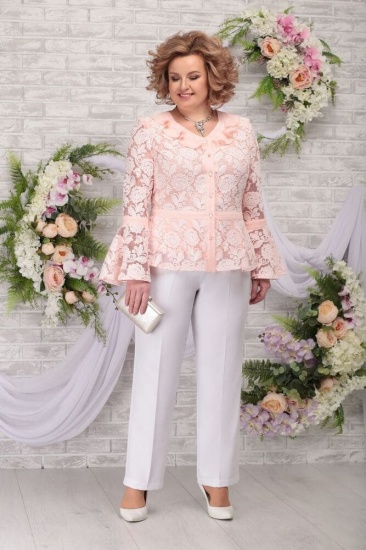 Комплект из брюк и гипюровой блузки с декором, пудра с белым