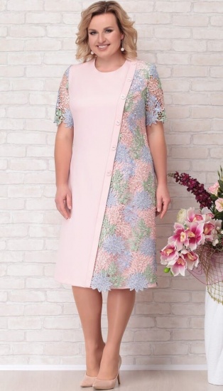 Розовое платье с отделкой ажурным кружевом и пуговицами
