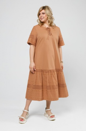 Свободное платье с ажурным шитьем, карамель