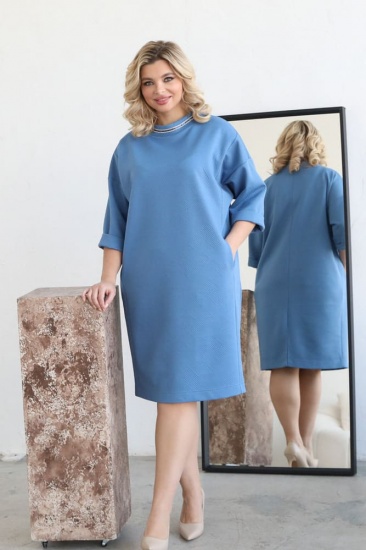 Прямое платье с карманами и декором на горловине, голубое