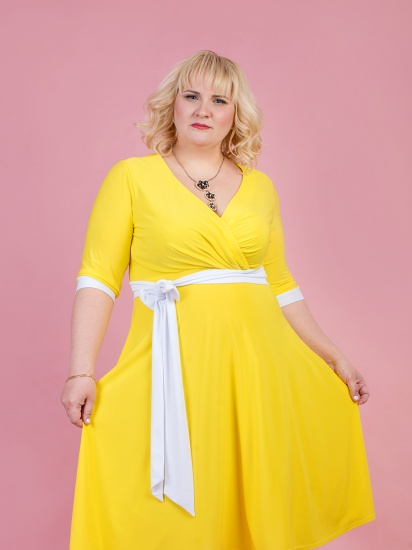 Легкое платье с запахом и белой отделкой, желтое