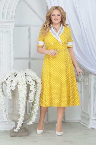 Расклешенное платье с аппликациями на отделке, желтое