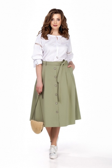 Комплект из белой блузы и зеленой юбки с карманами