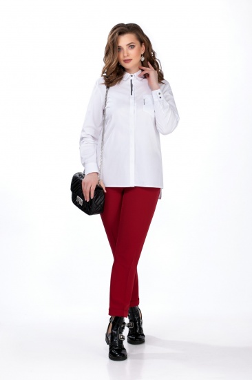 Комплект из красных брюк и белой блузы