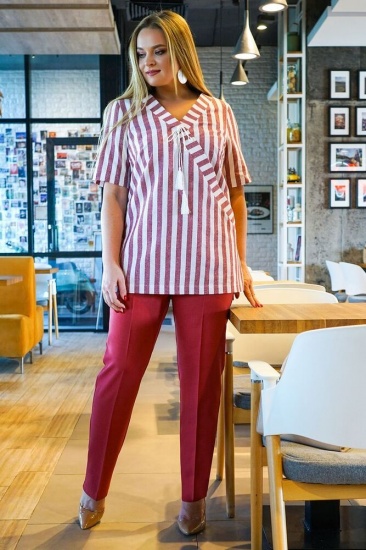 Комплект из брюк и блузки с декоративными кисточками, бордо