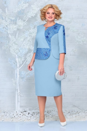 Приталенное платье с басками и гипюром, голубое