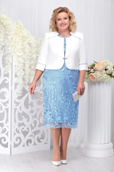 Комплект из белого жакета и гипюрового голубого платья